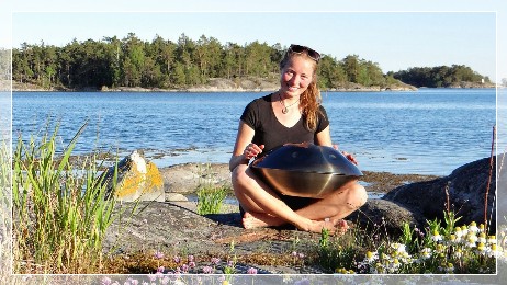 Stefanie playing the Handpan
