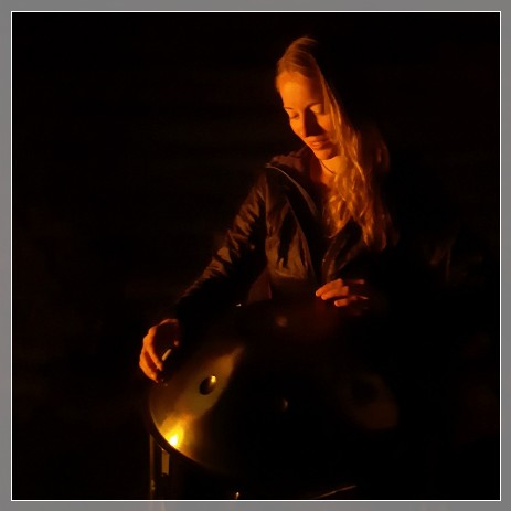 Stefanie playing the Handpan