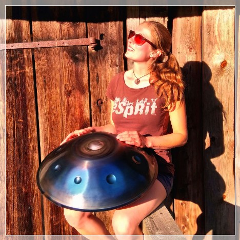 Stefanie playing the Handpan